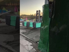 Carregamento do equipamento de diversões no camião