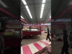 Carregamento do equipamento de diversões no camião