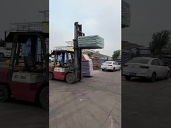 Carregamento do equipamento de diversões no camião