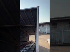 Carregamento do equipamento de diversões no camião