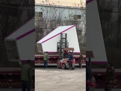 Carregamento do equipamento de diversões no camião