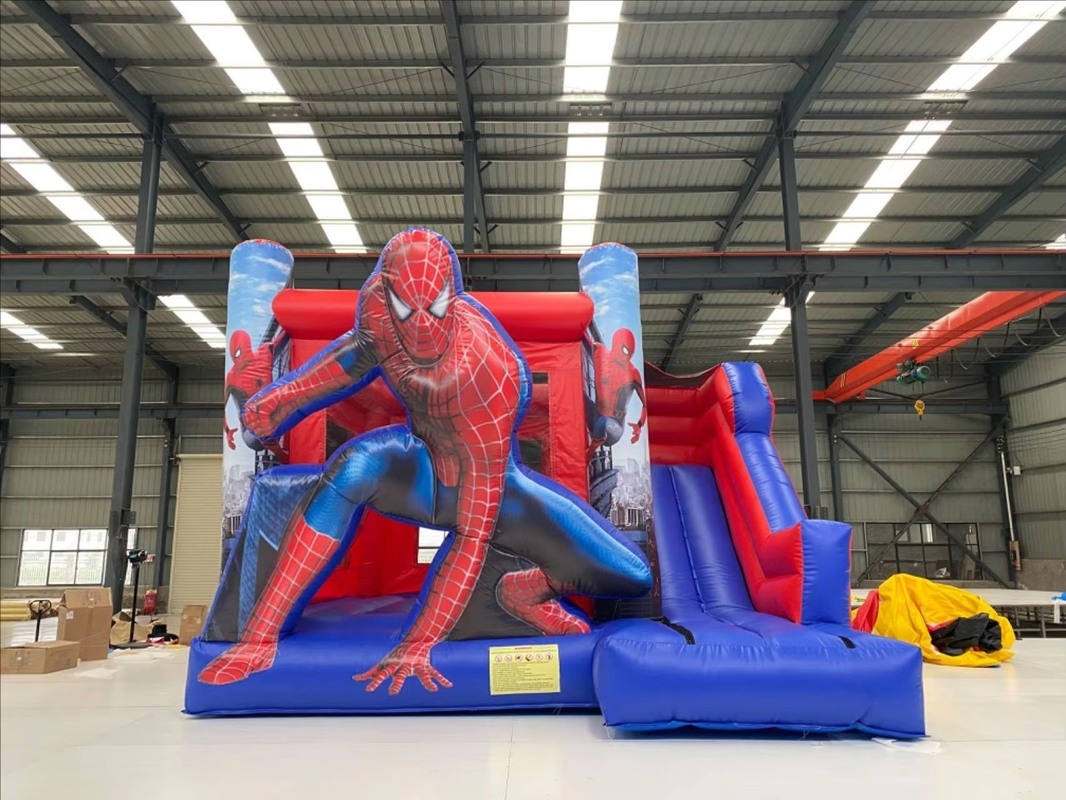 Castelo inflável com tema de Homem-Aranha com deslizamento seco e soprador de 950w para crianças Festa 5 * 5 * 3,6m Tamanho 1-6 pessoas Capacidade