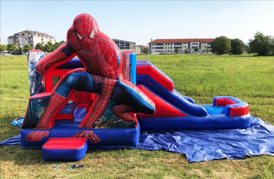 Castelo inflável com tema de Homem-Aranha com deslizamento seco e soprador de 950w para crianças Festa 5 * 5 * 3,6m Tamanho 1-6 pessoas Capacidade