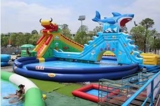 Parque aquático inflável de 14*18m com ventoinha de 1200w e 1-20 pessoas de capacidade Dragão de tubarão deslizante e grande piscina