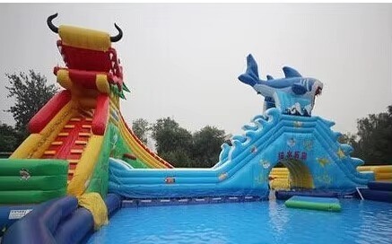 Parque aquático inflável de 14*18m com ventoinha de 1200w e 1-20 pessoas de capacidade Dragão de tubarão deslizante e grande piscina