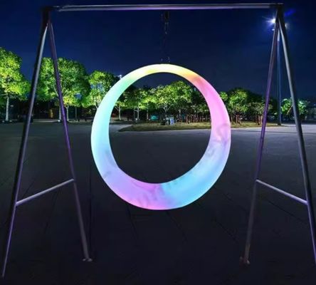 A lua luminosa de aço e plástico é a melhor adição à sua coleção de swing.